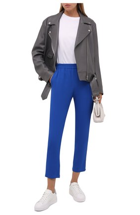 Женские брюки REDVALENTINO синего цвета по цене 31950 руб., арт. WR0RBF05/3TG | Фото 2 Женские брюки REDVALENTINO синего цвета, арт. WR0RBF05/3TG | Фото 2 (Материал внешний: Синтетический материал, Вискоза; Длина (брюки, джинсы): Стандартные; Стили: Кэжуэл; Женское Кросс-КТ: Брюки-одежда; Силуэт Ж (брюки и джинсы): Прямые)