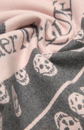 Женский шерстяной шарф ALEXANDER MCQUEEN розового цвета по цене 36450 руб., арт. 662456/3200Q | Фото 2 Женский шерстяной шарф ALEXANDER MCQUEEN розового цвета, арт. 662456/3200Q | Фото 2