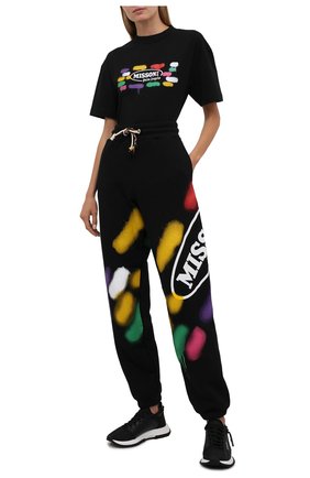 Женские хлопковые джоггеры palm angels x missoni PALM ANGELS черного цвета по цене 49300 руб., арт. PWCH006F21FLE0021001 | Фото 2 Женские хлопковые джоггеры palm angels x missoni PALM ANGELS черного цвета, арт. PWCH006F21FLE0021001 | Фото 2 (Длина (брюки, джинсы): Стандартные; Материал внешний: Хлопок; Стили: Спорт-шик; Женское Кросс-КТ: Джоггеры - брюки, Брюки-спорт; Силуэт Ж (брюки и джинсы): Джоггеры)
