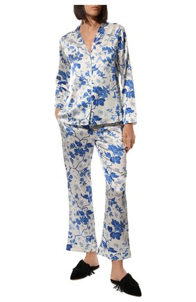 Женская шелковая пижама YOLKE светло-голубого цвета, арт. AW21-02S-WAL-BL | Фото 2 (Длина (брюки, джинсы): Стандартные; Длина Ж (юбки, платья, шорты): Мини; Длина (для топов): Стандартные; Рукава: Длинные; Материал внешний: Шелк)
