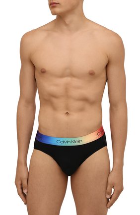 Мужские хлопковые брифы CALVIN KLEIN черного цвета по цене 3395 руб., арт. NB2769A | Фото 2 Мужские хлопковые брифы CALVIN KLEIN черного цвета, арт. NB2769A | Фото 2
