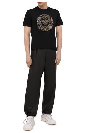 Мужская хлопковая футболка VERSACE черного цвета по цене 96850 руб., арт. 1001619/1A01263 | Фото 2 Мужская хлопковая футболка VERSACE черного цвета, арт. 1001619/1A01263 | Фото 2 (Материал внешний: Хлопок; Длина (для топов): Стандартные; Рукава: Короткие; Принт: С принтом; Стили: Гламурный)