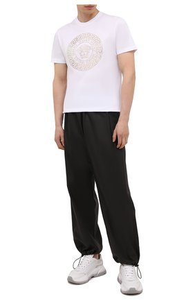 Мужская хлопковая футболка VERSACE белого цвета по цене 76350 руб., арт. 1001619/1A01263 | Фото 2 Мужская хлопковая футболка VERSACE белого цвета, арт. 1001619/1A01263 | Фото 2