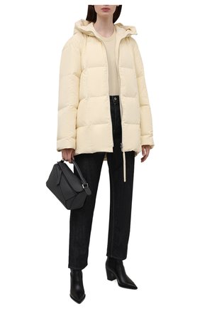 Женский пуховик JIL SANDER бежевого цвета по цене 125000 руб., арт. JPPT441694-WT441100 | Фото 2 Женский пуховик JIL SANDER бежевого цвета, арт. JPPT441694-WT441100 | Фото 2 (Материал утеплителя: Пух и перо; Рукава: Длинные; Длина (верхняя одежда): До середины бедра; Материал подклада: Синтетический материал; Материал внешний: Синтетический материал; Стили: Минимализм; Кросс-КТ: Пуховик)