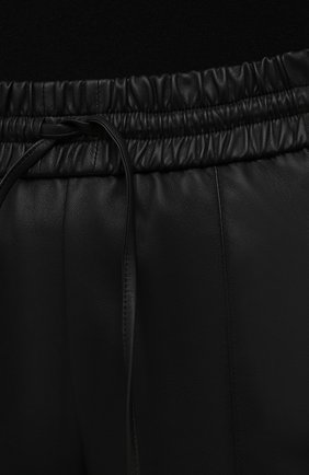 Женские кожаные джоггеры JIL SANDER черного цвета, арт. JSPT653170-WTL01020 | Фото 5 (Длина (брюки, джинсы): Стандартные; Силуэт Ж (брюки и джинсы): Джоггеры; Женское Кросс-КТ: Джоггеры - брюки; Материал внешний: Натуральная кожа; Стили: Минимализм; Материал подклада: Хлопок)