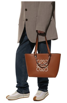 Женский сумка-тоут anagram LOEWE коричневого цвета по цене 157000 руб., арт. A717S72X11 | Фото 2 Женский сумка-тоут anagram LOEWE коричневого цвета, арт. A717S72X11 | Фото 2