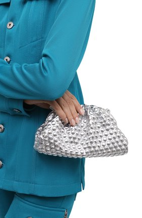 Женский клатч pouch mini BOTTEGA VENETA серебряного цвета по цене 99500 руб., арт. 666790/V12K1 | Фото 2 Женский клатч pouch mini BOTTEGA VENETA серебряного цвета, арт. 666790/V12K1 | Фото 2