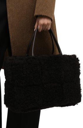 Женский сумка-тоут arco medium BOTTEGA VENETA темно-коричневого цвета по цене 199500 руб., арт. 609175/V13F1 | Фото 2 Женский сумка-тоут arco medium BOTTEGA VENETA темно-коричневого цвета, арт. 609175/V13F1 | Фото 2 (Материал: Натуральный мех; Размер: medium; Сумки-технические: Сумки-шопперы)