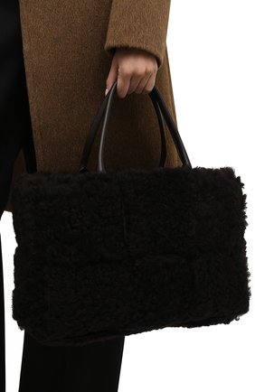 Женский сумка-тоут arco medium BOTTEGA VENETA темно-коричневого цвета, арт. 609175/V13F1 | Фото 2 (Материал: Натуральный мех; Размер: medium; Сумки-технические: Сумки-шопперы)