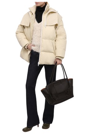 Женский пуховая куртка BOTTEGA VENETA кремвого цвета по цене 216000 руб., арт. 659724/VKH50 | Фото 2 Женский пуховая куртка BOTTEGA VENETA кремвого цвета, арт. 659724/VKH50 | Фото 2 (Материал внешний: Хлопок; Рукава: Длинные; Длина (верхняя одежда): До середины бедра; Материал подклада: Хлопок; Материал утеплителя: Пух и перо; Стили: Гламурный; Кросс-КТ: Куртка, Пуховик; Женское Кросс-КТ: Пуховик-куртка)