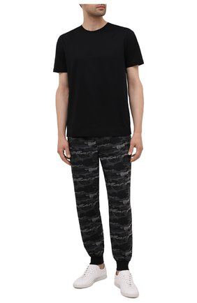 Мужские домашние джоггеры CALVIN KLEIN серого цвета по цене 8215 руб., арт. NM2100E | Фото 2 Мужские домашние джоггеры CALVIN KLEIN серого цвета, арт. NM2100E | Фото 2