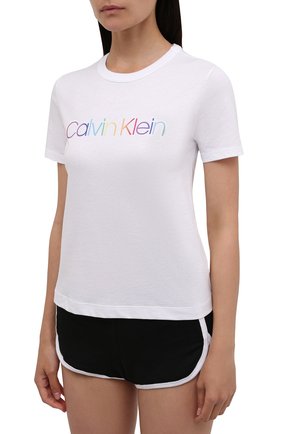 Женская хлопковая пижама CALVIN KLEIN черно-белого цвета по цене 8215 руб., арт. QS6672E | Фото 2 Женская хлопковая пижама CALVIN KLEIN черно-белого цвета, арт. QS6672E | Фото 2