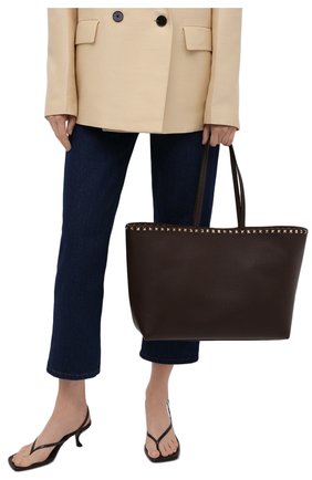 Женский сумка-тоут rockstud VALENTINO темно-коричневого цвета по цене 86250 руб., арт. WW2B0B70/VSF | Фото 2 Женский сумка-тоут rockstud VALENTINO темно-коричневого цвета, арт. WW2B0B70/VSF | Фото 2 (Материал: Натуральная кожа; Размер: large, medium; Сумки-технические: Сумки-шопперы; Ошибки технического описания: Нет ширины)