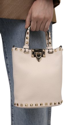 Женская сумка rockstud VALENTINO кремвого цвета по цене 77450 руб., арт. WW2P0W31/VSH | Фото 2 Женская сумка rockstud VALENTINO кремвого цвета, арт. WW2P0W31/VSH | Фото 2 (Материал: Натуральная кожа; Размер: small, mini; Сумки-технические: Сумки top-handle; Ремень/цепочка: На ремешке)