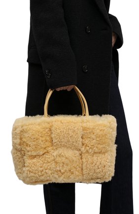 Женский сумка-тоут arco small BOTTEGA VENETA бежевого цвета по цене 182500 руб., арт. 652867/V13F1 | Фото 2 Женский сумка-тоут arco small BOTTEGA VENETA бежевого цвета, арт. 652867/V13F1 | Фото 2 (Материал: Натуральный мех; Размер: small; Сумки-технические: Сумки-шопперы)