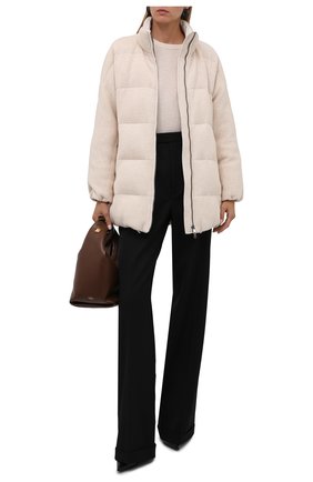 Женская пуховая куртка BRUNELLO CUCINELLI кремвого цвета по цене 491000 руб., арт. M012T2780 | Фото 2 Женская пуховая куртка BRUNELLO CUCINELLI кремвого цвета, арт. M012T2780 | Фото 2 (Материал внешний: Кашемир, Шерсть; Длина (верхняя одежда): До середины бедра; Материал утеплителя: Пух и перо; Рукава: Длинные; Материал подклада: Синтетический материал; Кросс-КТ: Куртка; Женское Кросс-КТ: Пуховик-куртка; Стили: Кэжуэл)