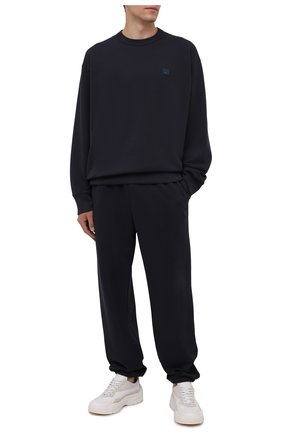 Мужские хлопковые джоггеры ACNE STUDIOS темно-синего цвета по цене 25800 руб., арт. CK0038/M | Фото 2 Мужские хлопковые джоггеры ACNE STUDIOS темно-синего цвета, арт. CK0038/M | Фото 2