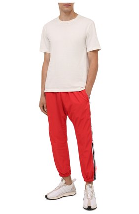 Мужские джоггеры DOMREBEL красного цвета по цене 29950 руб., арт. MRELAX/TRACK PANTS | Фото 2 Мужские джоггеры DOMREBEL красного цвета, арт. MRELAX/TRACK PANTS | Фото 2 (Материал внешний: Синтетический материал; Материал подклада: Синтетический материал; Длина (брюки, джинсы): Укороченные; Силуэт М (брюки): Джоггеры; Стили: Спорт-шик)