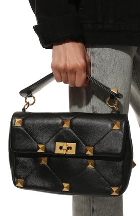 Женская сумка roman stud large VALENTINO черного цвета по цене 299500 руб., арт. WW2B0I60/BSF | Фото 2 Женская сумка roman stud large VALENTINO черного цвета, арт. WW2B0I60/BSF | Фото 2 (Сумки-технические: Сумки top-handle; Материал: Натуральная кожа; Ремень/цепочка: На ремешке; Размер: large)