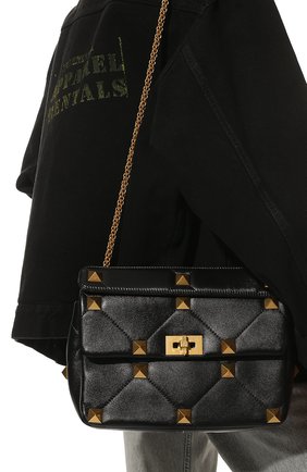 Женская сумка roman stud large VALENTINO черного цвета по цене 299500 руб., арт. WW2B0I60/BSF | Фото 6 Женская сумка roman stud large VALENTINO черного цвета, арт. WW2B0I60/BSF | Фото 6 (Сумки-технические: Сумки top-handle; Материал: Натуральная кожа; Ремень/цепочка: На ремешке; Размер: large)