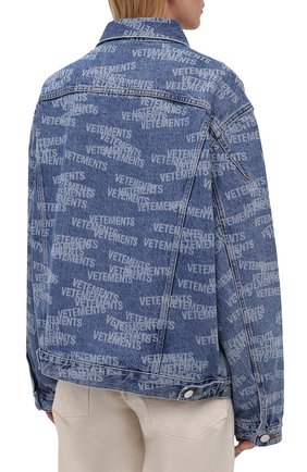 Женская джинсовая куртка VETEMENTS голубого цвета, арт. UA52JA250B 2803/W | Фото 4 (Кросс-КТ: Куртка, Деним; Рукава: Длинные; Материал внешний: Хлопок, Деним; Стили: Спорт-шик; Длина (верхняя одежда): Короткие)