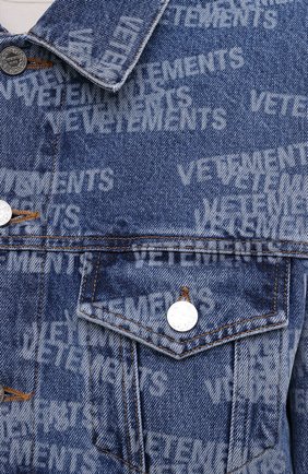 Женская джинсовая куртка VETEMENTS голубого цвета, арт. UA52JA250B 2803/W | Фото 5 (Кросс-КТ: Куртка, Деним; Рукава: Длинные; Материал внешний: Хлопок, Деним; Стили: Спорт-шик; Длина (верхняя одежда): Короткие)