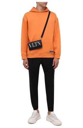 Мужская кожаная сумка vltn VALENTINO черного цвета по цене 47050 руб., арт. WY2P0S37/JBS | Фото 2 Мужская кожаная сумка vltn VALENTINO черного цвета, арт. WY2P0S37/JBS | Фото 2 (Материал: Натуральная кожа; Ремень/цепочка: На ремешке; Размер: mini)