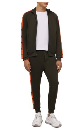Мужские джоггеры DSQUARED2 хаки цвета по цене 38850 руб., арт. S74KB0602/S25497 | Фото 2 Мужские джоггеры DSQUARED2 хаки цвета, арт. S74KB0602/S25497 | Фото 2 (Материал внешний: Хлопок, Синтетический материал; Длина (брюки, джинсы): Стандартные; Силуэт М (брюки): Джоггеры; Мужское Кросс-КТ: Брюки-трикотаж; Кросс-КТ: Спорт; Стили: Спорт-шик)