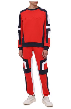 Мужской хлопковый свитшот BALMAIN красного цвета по цене 121000 руб., арт. WH1JS035/B120 | Фото 2 Мужской хлопковый свитшот BALMAIN красного цвета, арт. WH1JS035/B120 | Фото 2 (Длина (для топов): Стандартные; Материал внешний: Хлопок; Рукава: Длинные; Мужское Кросс-КТ: свитшот-одежда; Принт: С принтом; Стили: Спорт-шик; Региональные ограничения белый список (Axapta Mercury): RU)