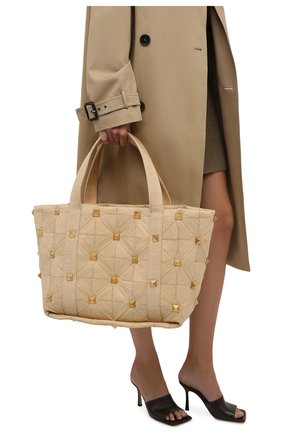 Женский сумка-тоут roman stud VALENTINO светло-бежевого цвета по цене 339500 руб., арт. WW2B0I91/WEM | Фото 2 Женский сумка-тоут roman stud VALENTINO светло-бежевого цвета, арт. WW2B0I91/WEM | Фото 2 (Размер: large; Материал: Текстиль; Сумки-технические: Сумки-шопперы)