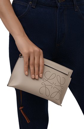 Женские кожаный футляр для документов LOEWE кремвого цвета по цене 42750 руб., арт. C500M38X01 | Фото 2 Женские кожаный футляр для документов LOEWE кремвого цвета, арт. C500M38X01 | Фото 2