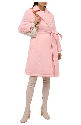 Женский пуховик REDVALENTINO светло-розового цвета по цене 69950 руб., арт. WR3CK00Q/63K | Фото 2 Женский пуховик REDVALENTINO светло-розового цвета, арт. WR3CK00Q/63K | Фото 2 (Материал подклада: Синтетический материал; Рукава: Длинные; Материал внешний: Синтетический материал; Длина (верхняя одежда): До колена; Стили: Романтичный; Кросс-КТ: Пуховик)