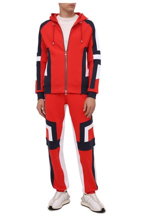 Мужской хлопковая толстовка BALMAIN красного цвета по цене 158000 руб., арт. WH1JZ000/B120 | Фото 2 Мужской хлопковая толстовка BALMAIN красного цвета, арт. WH1JZ000/B120 | Фото 2 (Материал внешний: Хлопок; Длина (для топов): Стандартные; Рукава: Длинные; Мужское Кросс-КТ: Толстовка-одежда; Стили: Спорт-шик)