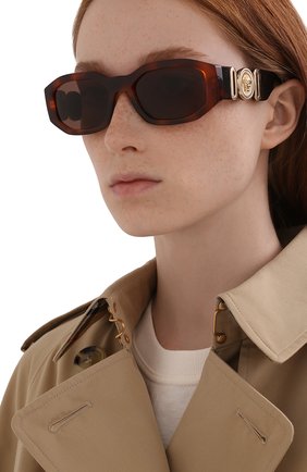 Женские солнцезащитные очки VERSACE коричневого цвета, арт. 4361-521773 | Фото 2 (Тип очков: С/з; Региональные ограничения белый список (Axapta Mercury): RU)