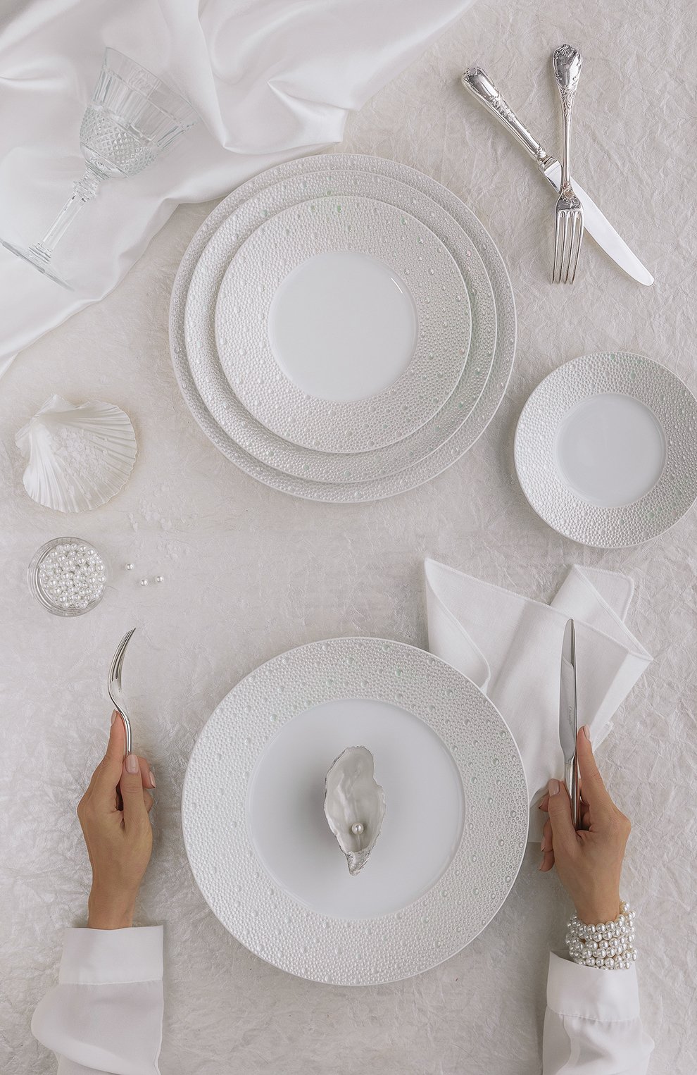 Тарелка сервировочная ecume perle BERNARDAUD белого цвета по цене 14450 руб., арт. 1975/7 | Фото 2 Тарелка сервировочная ecume perle BERNARDAUD белого цвета, арт. 1975/7 | Фото 2 (Интерьер_коллекция: Ecume Perle; Ограничения доставки: fragile-2)