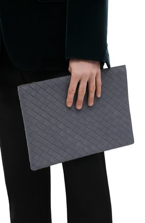 Мужская кожаная папка для документов BOTTEGA VENETA серого цвета по цене 85250 руб., арт. 607479/VCPQ3 | Фото 2 Мужская кожаная папка для документов BOTTEGA VENETA серого цвета, арт. 607479/VCPQ3 | Фото 2