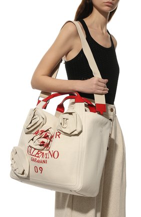 Женский сумка-шопер atelier 09 medium VALENTINO бежевого цвета по цене 165500 руб., арт. WW2B0J35/JUX | Фото 2 Женский сумка-шопер atelier 09 medium VALENTINO бежевого цвета, арт. WW2B0J35/JUX | Фото 2 (Размер: medium; Материал: Текстиль; Ремень/цепочка: На ремешке; Сумки-технические: Сумки-шопперы)