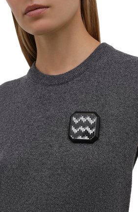 Женская брошь EMPORIO ARMANI черного цвета по цене 14050 руб., арт. 860405/1A615 | Фото 2 Женская брошь EMPORIO ARMANI черного цвета, арт. 860405/1A615 | Фото 2 (Материал: Пластик)