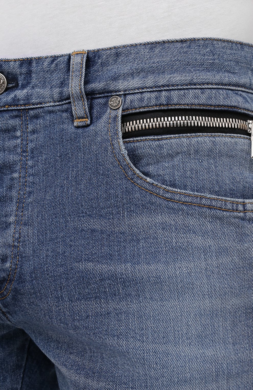Мужские джинсы BALMAIN голубого цвета, арт. WH1MH030/145D | Фото 5 (Силуэт М (брюки): Прямые; Кросс-КТ: Деним; Длина (брюки, джинсы): Стандартные; Материал внешний: Хлопок; Детали: Потертости; Стили: Кэжуэл)