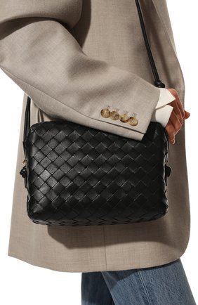 Женская сумка loop BOTTEGA VENETA черного цвета, арт. 666689/VCPP3 | Фото 2 (Сумки-технические: Сумки через плечо; Материал: Натуральная кожа; Ремень/цепочка: На ремешке; Размер: small)
