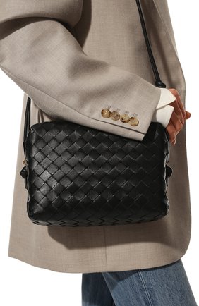 Женская сумка loop BOTTEGA VENETA черного цвета по цене 183000 руб., арт. 666689/VCPP3 | Фото 2 Женская сумка loop BOTTEGA VENETA черного цвета, арт. 666689/VCPP3 | Фото 2 (Сумки-технические: Сумки через плечо; Материал: Натуральная кожа; Ремень/цепочка: На ремешке; Размер: small)