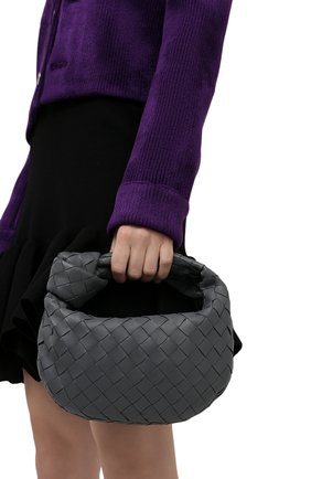 Женская сумка jodie mini BOTTEGA VENETA серого цвета по цене 156500 руб., арт. 651876/VCPP5 | Фото 2 Женская сумка jodie mini BOTTEGA VENETA серого цвета, арт. 651876/VCPP5 | Фото 2 (Материал: Натуральная кожа; Размер: mini; Сумки-технические: Сумки top-handle)