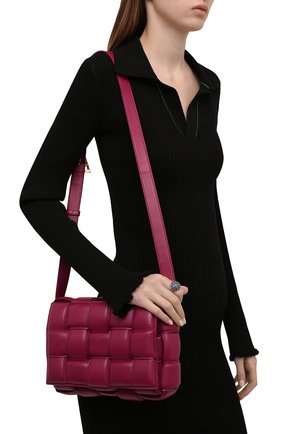 Женская сумка padded cassette BOTTEGA VENETA малинового цвета по цене 235000 руб., арт. 591970/VCQR1 | Фото 2 Женская сумка padded cassette BOTTEGA VENETA малинового цвета, арт. 591970/VCQR1 | Фото 2 (Материал: Натуральная кожа; Сумки-технические: Сумки через плечо; Ремень/цепочка: На ремешке; Размер: medium)