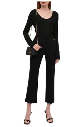 Женские шерстяные брюки VERSACE черного цвета по цене 78150 руб., арт. 1001112/1A01020 | Фото 2 Женские шерстяные брюки VERSACE черного цвета, арт. 1001112/1A01020 | Фото 2 (Материал внешний: Шерсть; Стили: Гламурный; Женское Кросс-КТ: Брюки-одежда; Силуэт Ж (брюки и джинсы): Прямые; Длина (брюки, джинсы): Укороченные)
