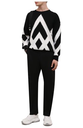 Мужской шерстяной свитер MONCLER черного цвета по цене 59900 руб., арт. G2-091-9C000-32-M1299 | Фото 2 Мужской шерстяной свитер MONCLER черного цвета, арт. G2-091-9C000-32-M1299 | Фото 2 (Длина (для топов): Стандартные; Материал внешний: Шерсть; Рукава: Длинные; Принт: С принтом; Мужское Кросс-КТ: Свитер-одежда; Стили: Кэжуэл)