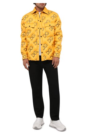 Мужская пуховая куртка DOLCE & GABBANA желтого цвета по цене 138500 руб., арт. G9VW7T/GEU32 | Фото 2 Мужская пуховая куртка DOLCE & GABBANA желтого цвета, арт. G9VW7T/GEU32 | Фото 2 (Рукава: Длинные; Материал внешний: Синтетический материал; Материал подклада: Синтетический материал; Материал утеплителя: Пух и перо; Длина (верхняя одежда): До середины бедра; Кросс-КТ: Куртка; Мужское Кросс-КТ: пуховик-короткий; Стили: Гранж)