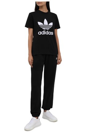 Женская футболка ADIDAS ORIGINALS черного цвета по цене 2400 руб., арт. GN2896 | Фото 2 Женская футболка ADIDAS ORIGINALS черного цвета, арт. GN2896 | Фото 2