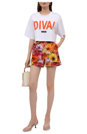 Женская хлопковая футболка DOLCE & GABBANA белого цвета по цене 47100 руб., арт. F8058Z/HU7H8 | Фото 2 Женская хлопковая футболка DOLCE & GABBANA белого цвета, арт. F8058Z/HU7H8 | Фото 2 (Длина (для топов): Укороченные; Материал внешний: Хлопок; Рукава: Короткие; Женское Кросс-КТ: Футболка-одежда; Принт: С принтом; Стили: Спорт-шик)