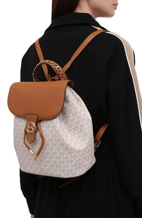 Женский рюкзак mina large MICHAEL MICHAEL KORS кремвого цвета по цене 35700 руб., арт. 30T1G4MB3B | Фото 2 Женский рюкзак mina large MICHAEL MICHAEL KORS кремвого цвета, арт. 30T1G4MB3B | Фото 2 (Материал: Экокожа, Текстиль; Размер: large; Стили: Кэжуэл)