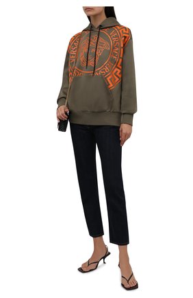 Женский хлопковое худи VERSACE хаки цвета по цене 71600 руб., арт. 1001578/1A01174 | Фото 2 Женский хлопковое худи VERSACE хаки цвета, арт. 1001578/1A01174 | Фото 2 (Рукава: Длинные; Материал внешний: Синтетический материал, Хлопок; Длина (для топов): Стандартные; Женское Кросс-КТ: Худи-одежда; Стили: Спорт-шик)